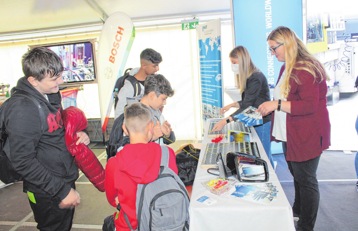 Auch bei der mittlerweile 25. Ausgabe der „Orientierungs Messe Ausbildung & Beruf“ wird den Schülerinnen und Schülern ein umfangreiches Portfolio bestehend aus den unterschiedlichsten Ausbildungsberufen geboten. Die jungen Menschen können sich zu den Berufen informieren und bereits erste Kontakte zu den Unternehmen knüpfen.