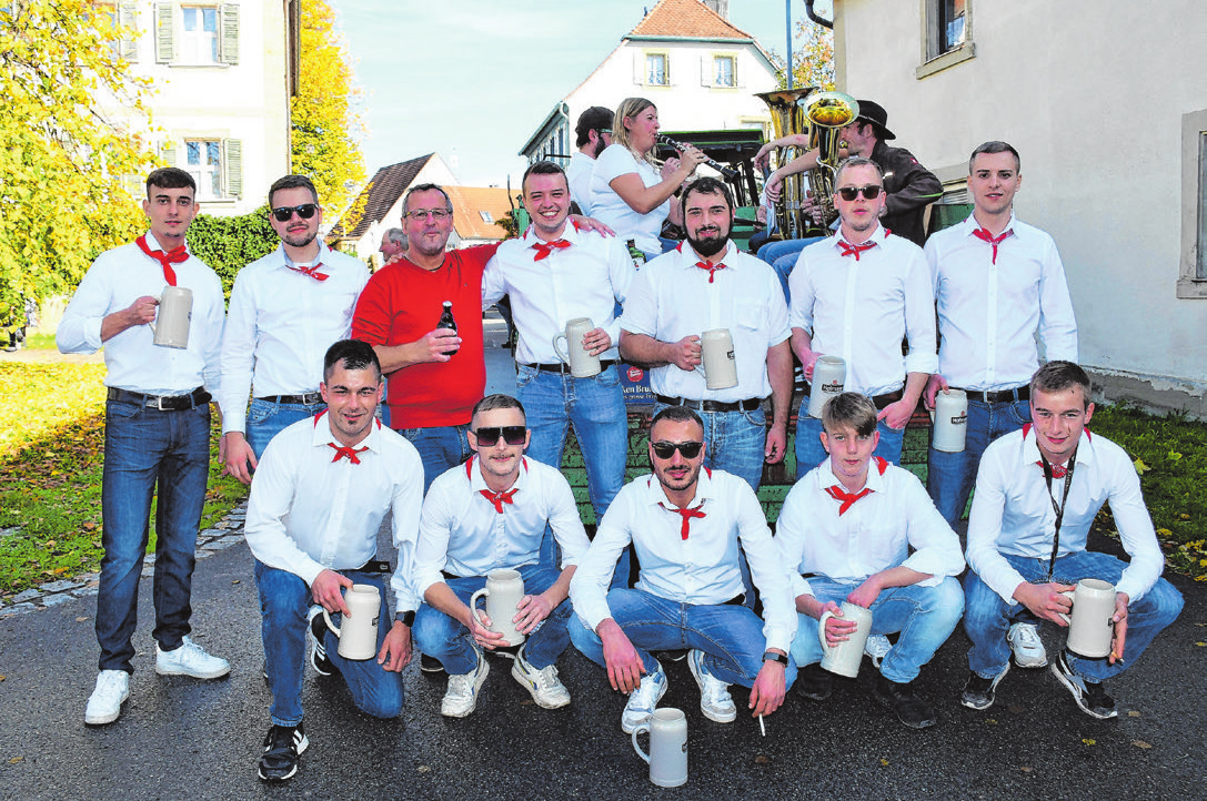 Am Samstagnachmittag stellen die Ortsburschen ihre Kerwafichte auf. Foto: Gudrun Schwarz-Köhler