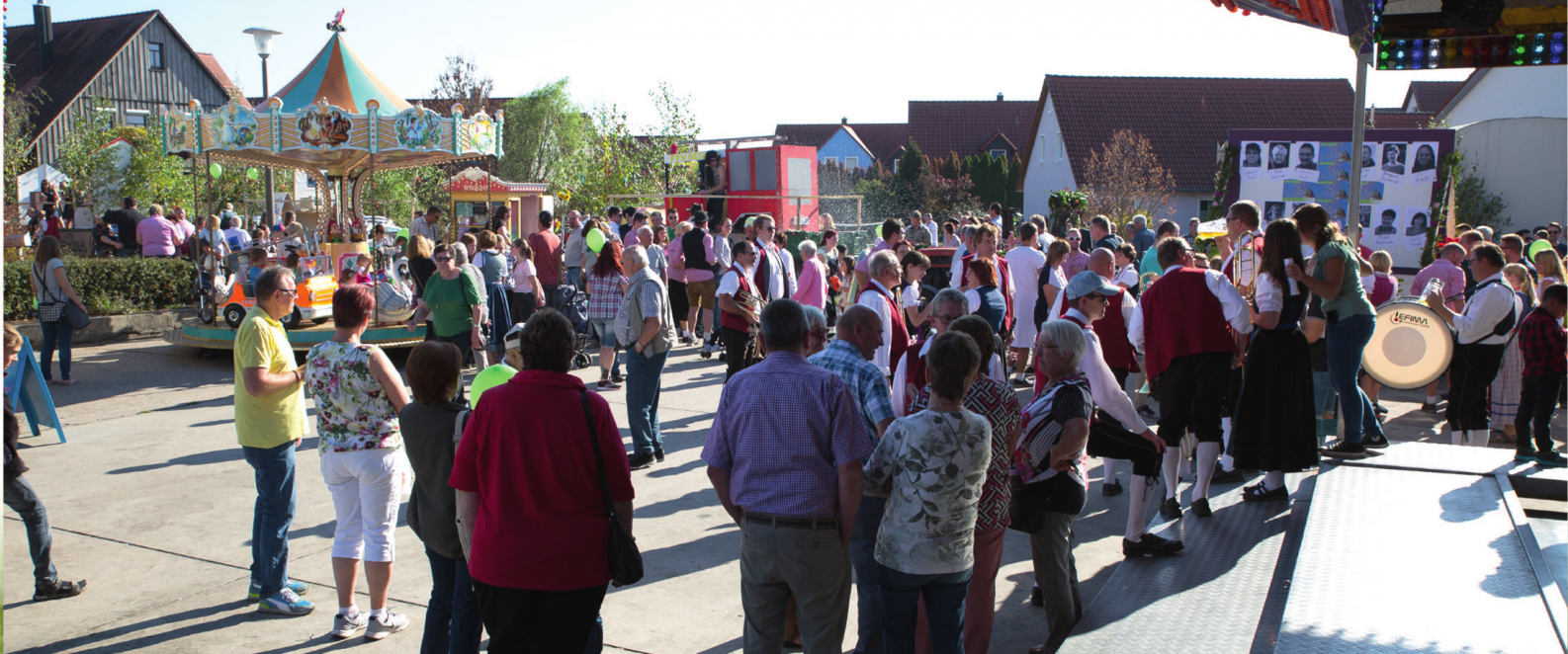 Fotos: Gemeinde Geslau<br/>Das Kirchweihprogramm wird an allen Festtagen durch den Vergnügungspark der Familie Roth ergänzt. An allen Kirchweihtagen sind gute Unterhaltungsmöglichkeiten mit Karussell, Autoscooter, Schießbude, Losbude, Spielwaren und Süßigkeiten für Kinder, Jugendliche und alle Junggebliebenen vorhanden.