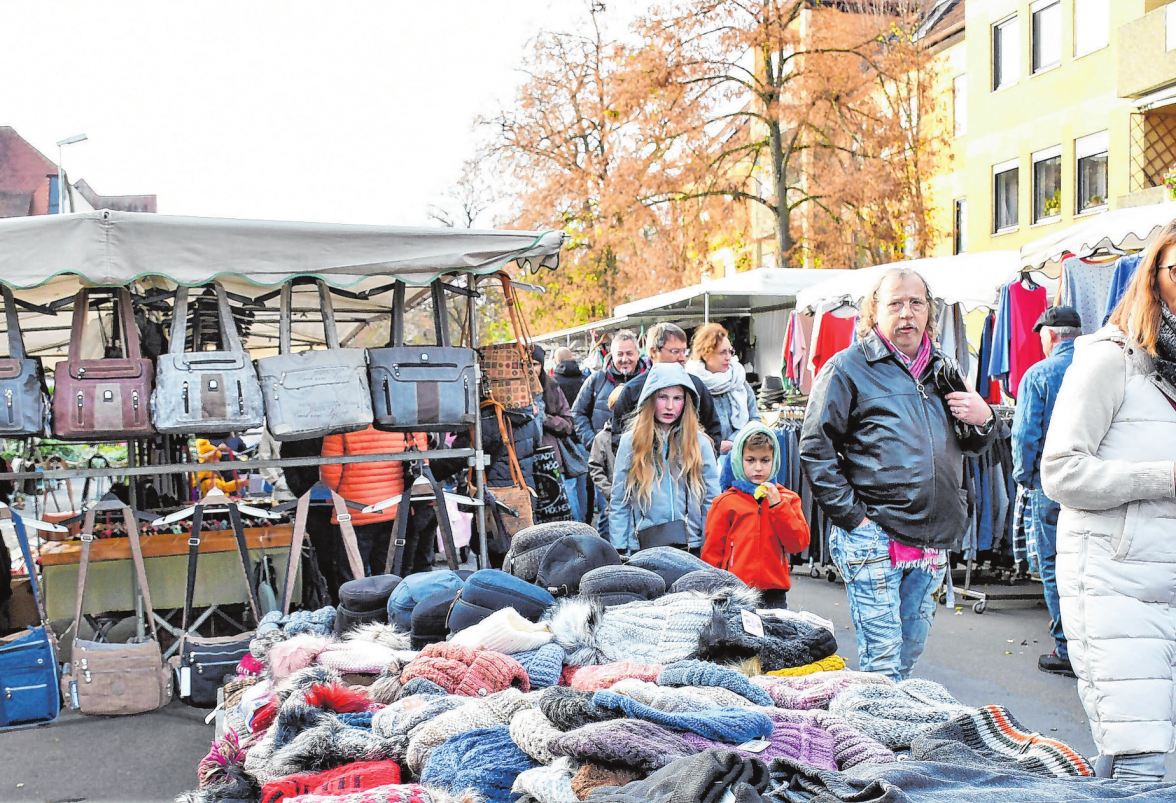 An den Marktständen gibt es auch wieder Kleidung, Strickwaren, Dekorationsartikel, Adventskränze, Gestecke und vieles mehr. Fotos: Gudrun Schwarz-Köhler (5)
