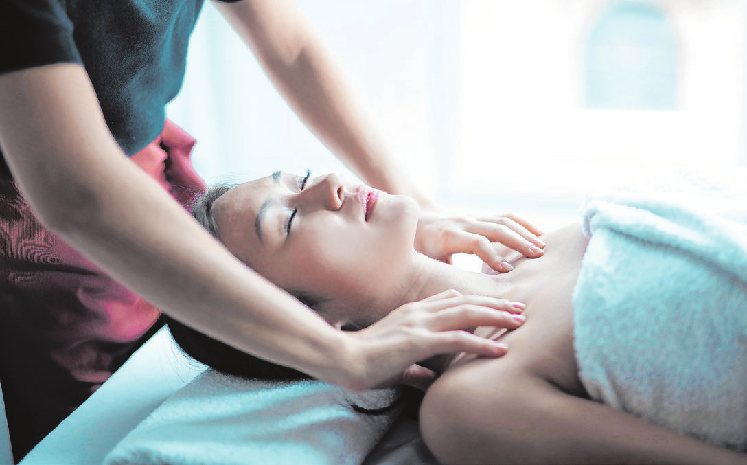 Eine Massage tut gut und entspannt vom Alltagstrubel. Beauty-Gutscheine kommen stets gut an.