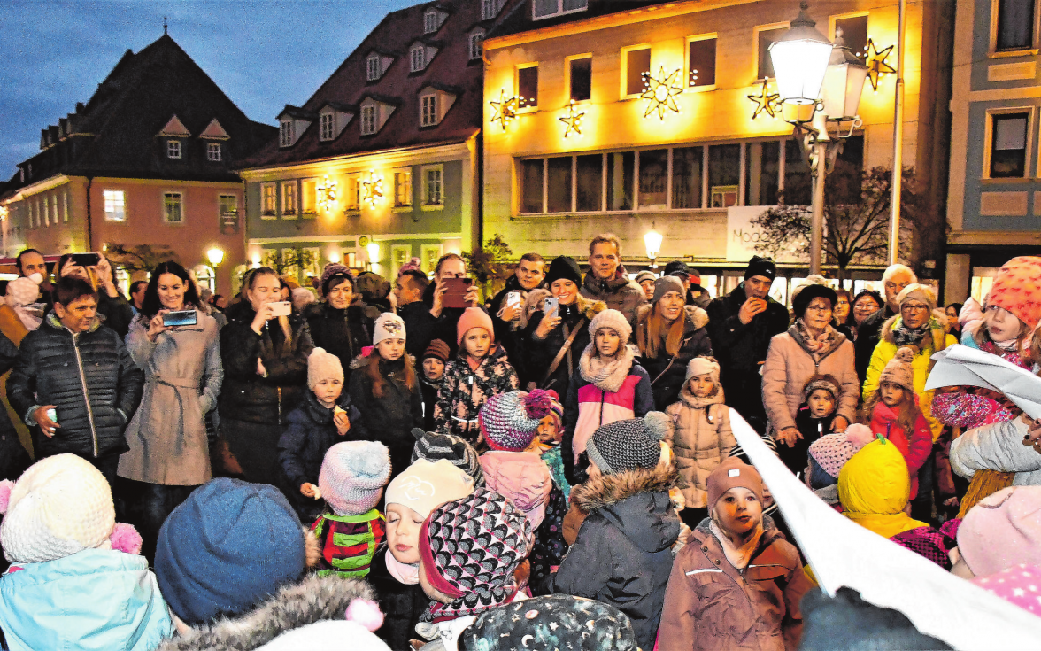 Am heutigen Freitag wird das Christkind um 17 Uhr zum Einschalten der Weihnachtsbeleuchtung aufrufen. Schon ab 16.20 Uhr stimmen die Kinder der Neustädter Kindergärten musikalisch auf die Vorweihnachtszeit ein.