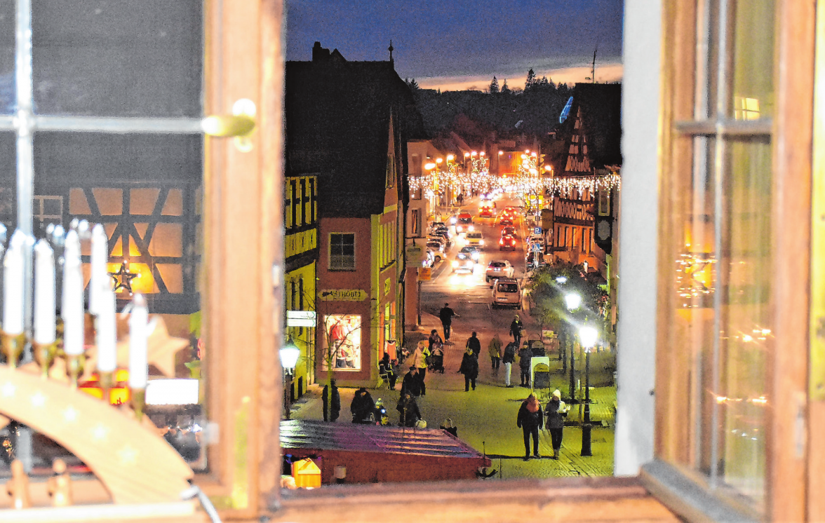 Blick aus dem Rathaus auf das weihnachtlich beleuchtete Neustadt. Fotos: Gudrun Schwarz-Köhler (5)