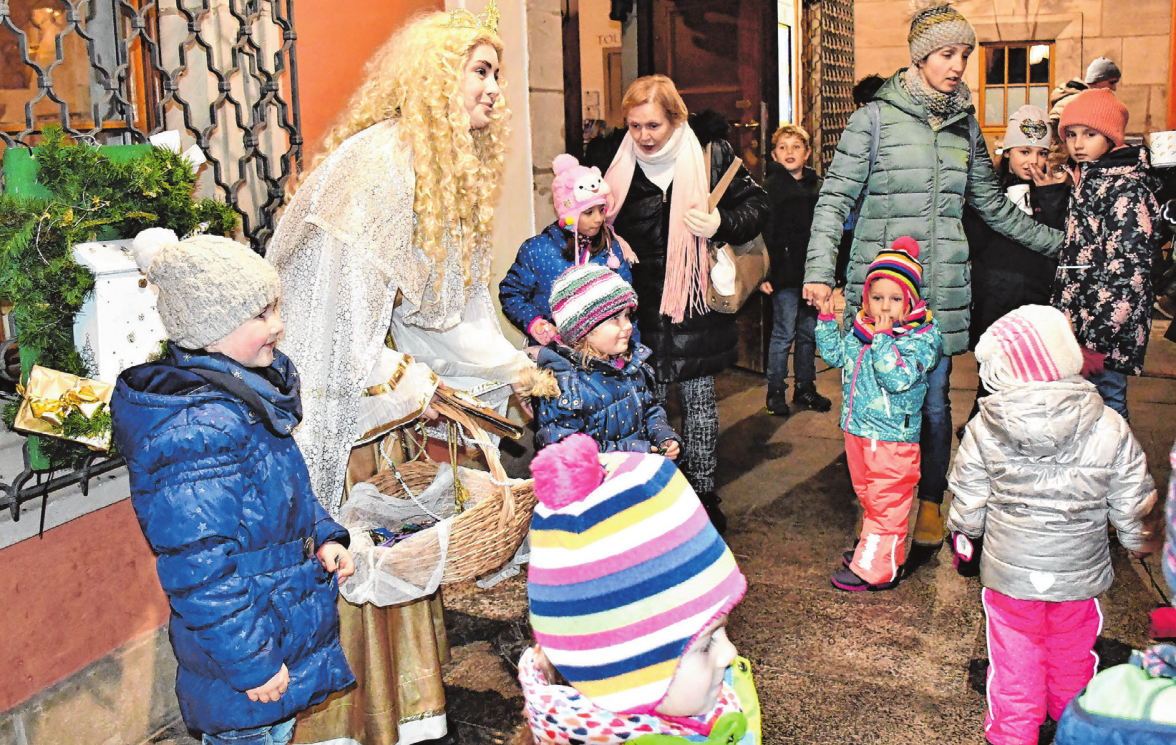 In der Vorweihnachtszeit können Kinder mit etwas Glück dem Neustädter Christkind begegnen.