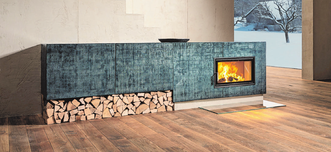 Individuelles Ofendesign kann für ein modernes Wohlfühl-Ambiente mit Holzwärme sorgen. Foto: djd/AdK/www.kachelofenwelt.de/Sommerhuber