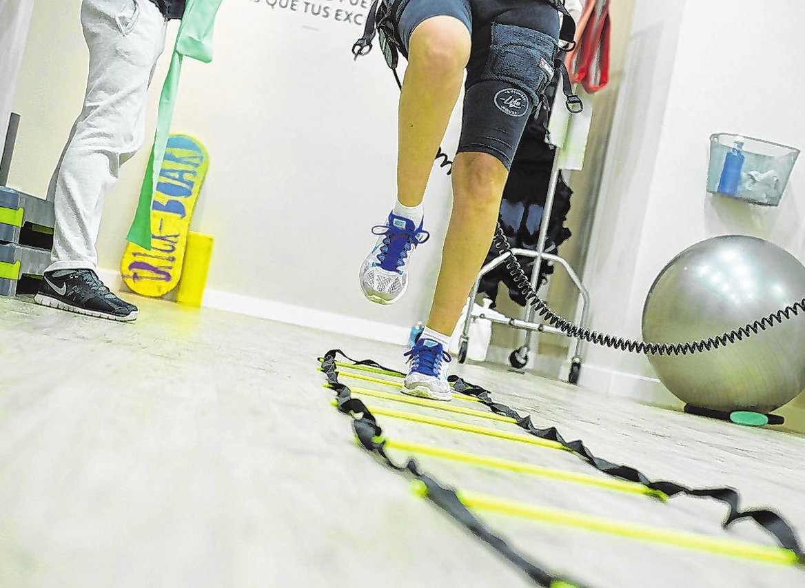Berufsbildende Schulen, wie zum Beispiel Berufsfachschulen für Physiotherapie, vermitteln Fachwissen und bereiten für den berufsqualifizierenden Abschluss vor.