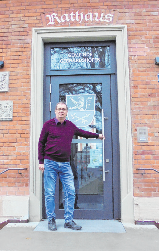 1. Bürgermeister Jürgen Mönius vor dem Rathaus in Gerhardshofen.