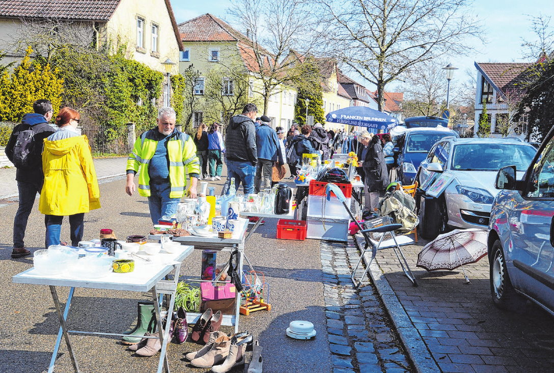 Für Trödel- und Schnäppchenfans ein fester Bestandteil des Frühlingsmarkts ist der Flohmarkt in der Bahnhofstraße.
