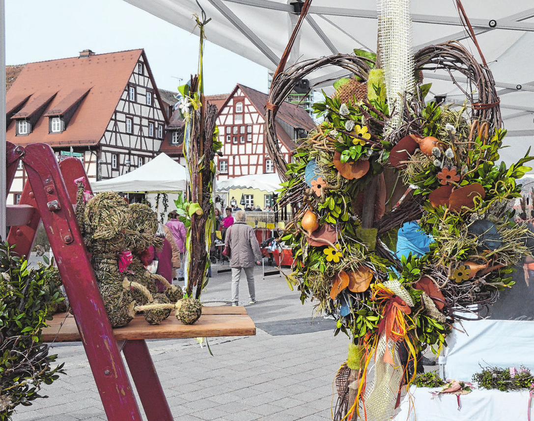 Auch schöne Gestecke gehören zum Sortiment des Marktes. Freuen Sie sich auf eine große Auswahl und gute Beratung!