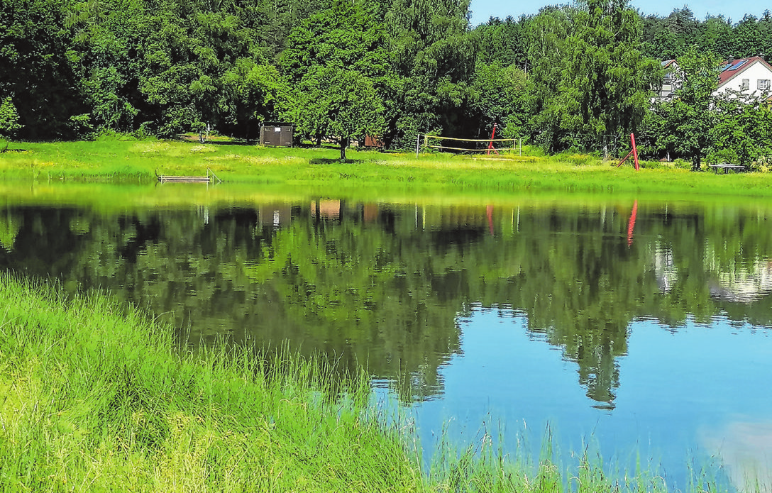 Der idyllische Badeweiher findet viel Zuspruch und lädt im Sommer zum herrlichen Erfrischen ein.
