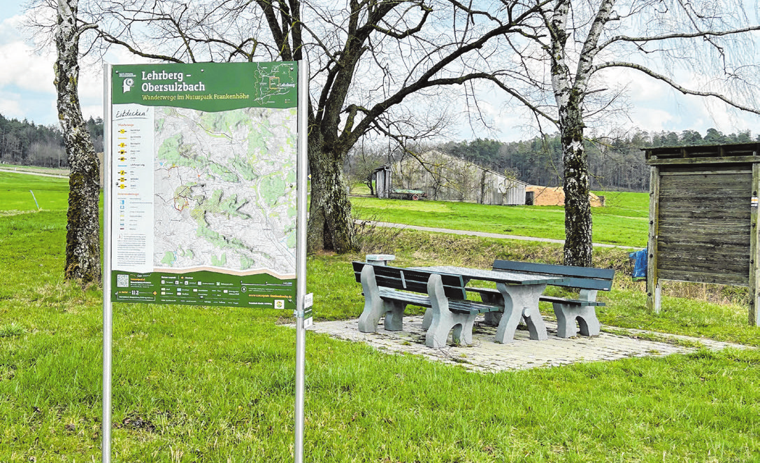 Lockt in die Natur: der Wanderparkplatz bei Obersulzbach. Fotos: Markt Lehrberg, Ulrich Brühschwein