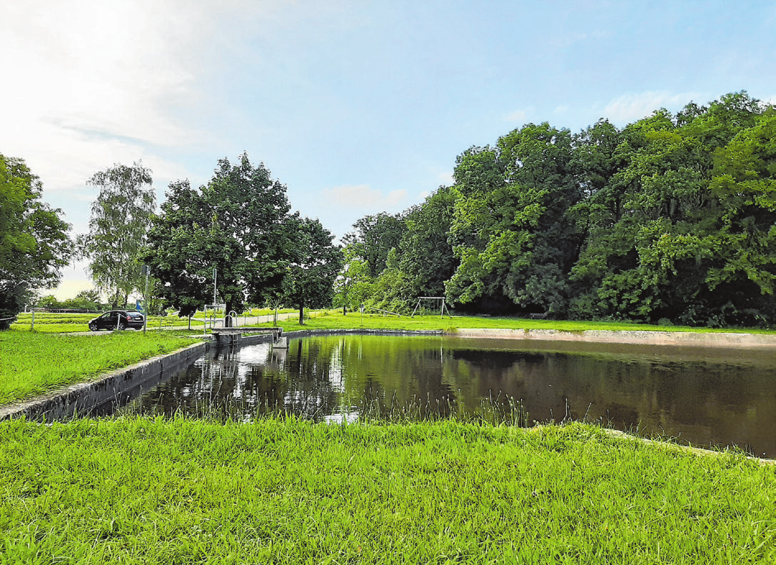 Der idyllisch gelegene Badeweiher am Ortsrand von Colmberg lädt an warmen Tagen zum Erholen ein. Fotos: Christian Treffer, Alexander Biernoth, Gemeinde