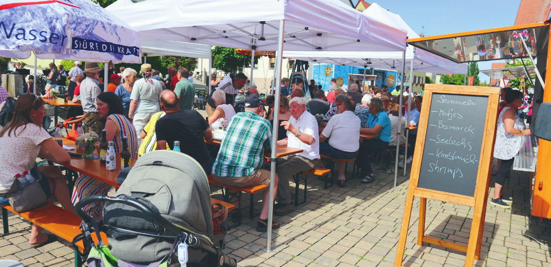 Geselligkeit wird in Sugenheim großgeschrieben! Hier trifft man sich mit Freunden und Bekannten auf einen Plausch. Fotos: Rainer Fritsch