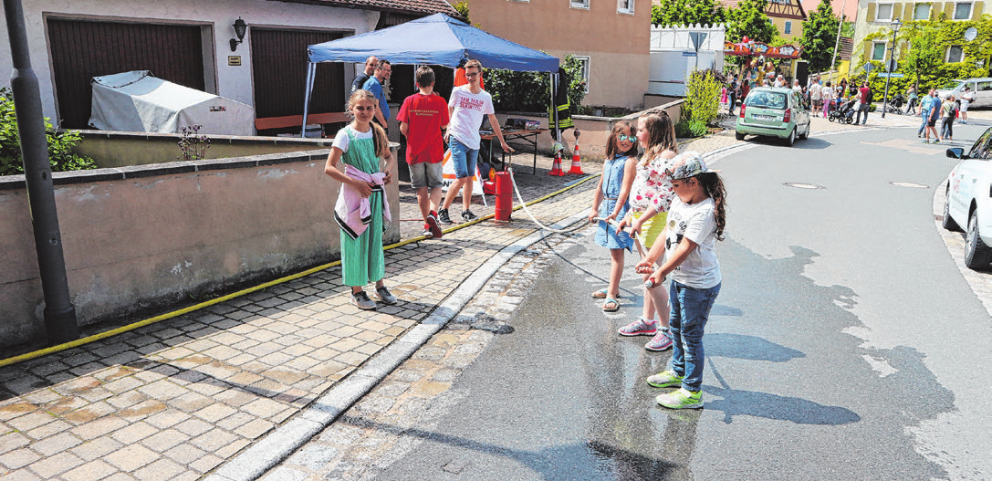Für die kleinen Gäste ist neben den bekannten Fahrgeschäften einiges geboten. Somit ist der Frühlingsmarkt für Familien geeignet.
