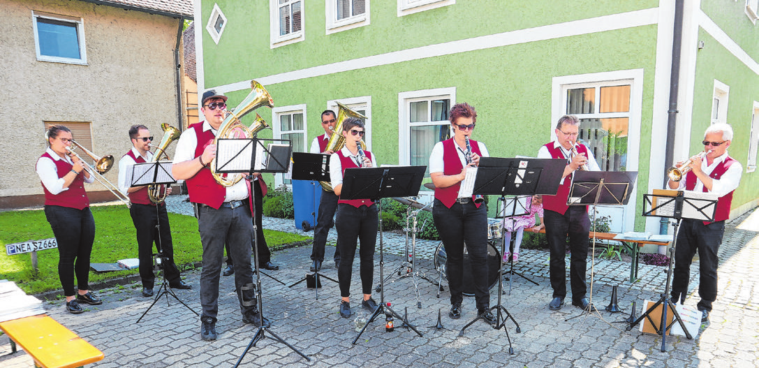 Zur Unterhaltung der Gäste spielen die Sugenheimer Musikanten der Freiwilligen Feuerwehr ein Standkonzert.