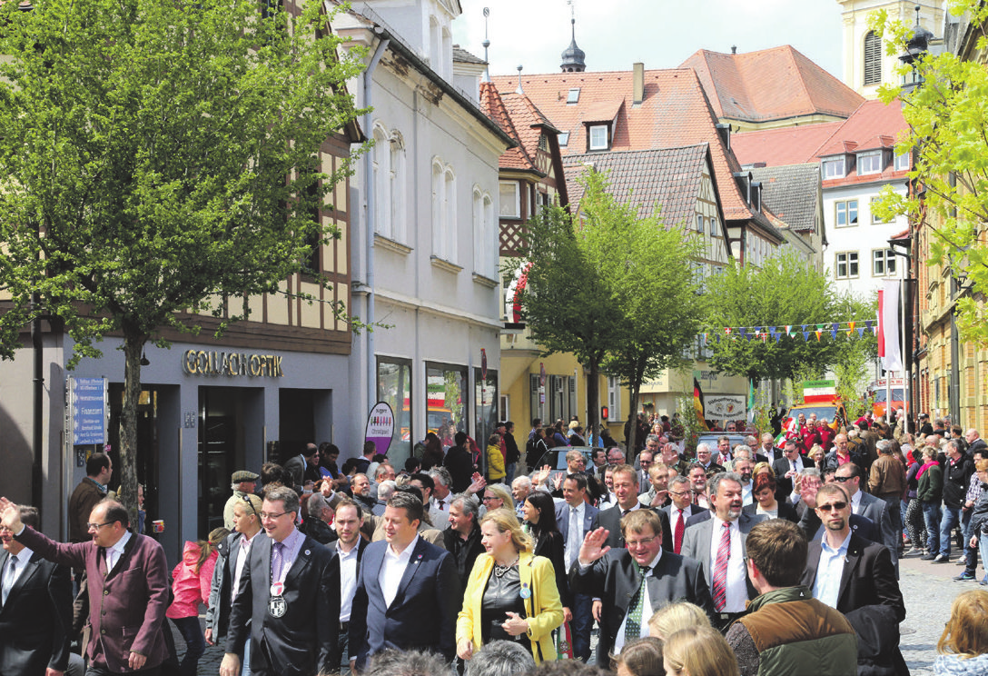 Tradition hat der Marsch der Honoratioren, die mit Musikbegleitung vom Rathaus hinaus auf den Festplatz marschieren. Fotos: Hans Herbst, Hans-Bernd Glanz