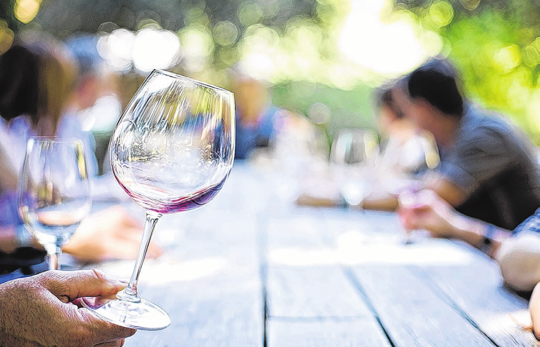 Feinschmecker aus nah und fern wissen, dass die edlen Tropfen aus der Region am Weinfest zum Verkosten und zum Kauf angeboten werden.