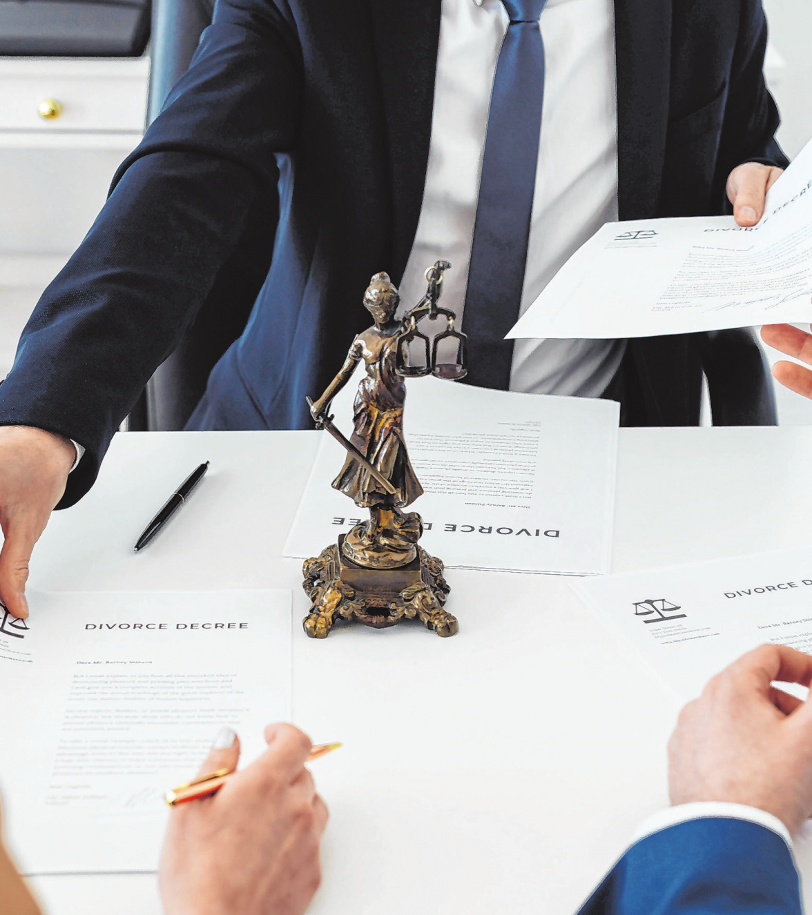 Bei Rechtsfällen jedweder Art sollten Sie sich immer an einen Spezialisten wenden. Mit seiner Erfahrung und Expertise kann er Ihnen am besten weiterhelfen.