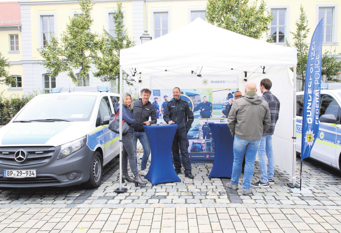 Auch staatliche Institutionen wie Polizei, Hauptzollamt, Stadt Ansbach, Bezirk Mittelfranken, Amtsgericht Ansbach, Regierung von Mittelfranken und die Bundeswehr stellen aus.