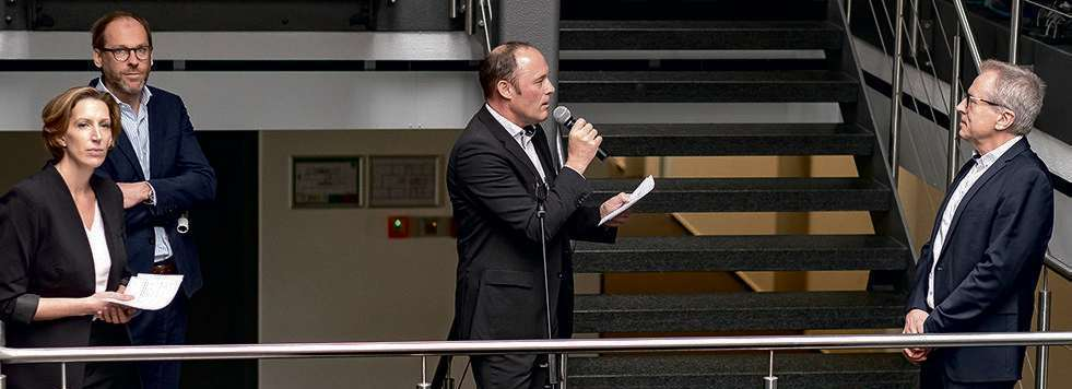 Betriebsversammlung Ende März. Dipl.-Wi.-Ing. Thomas Weishaupt (2. von links) war eigens zur Verabschiedung von Klaus Lenkner (rechts) angereist. Foto: Neuberger