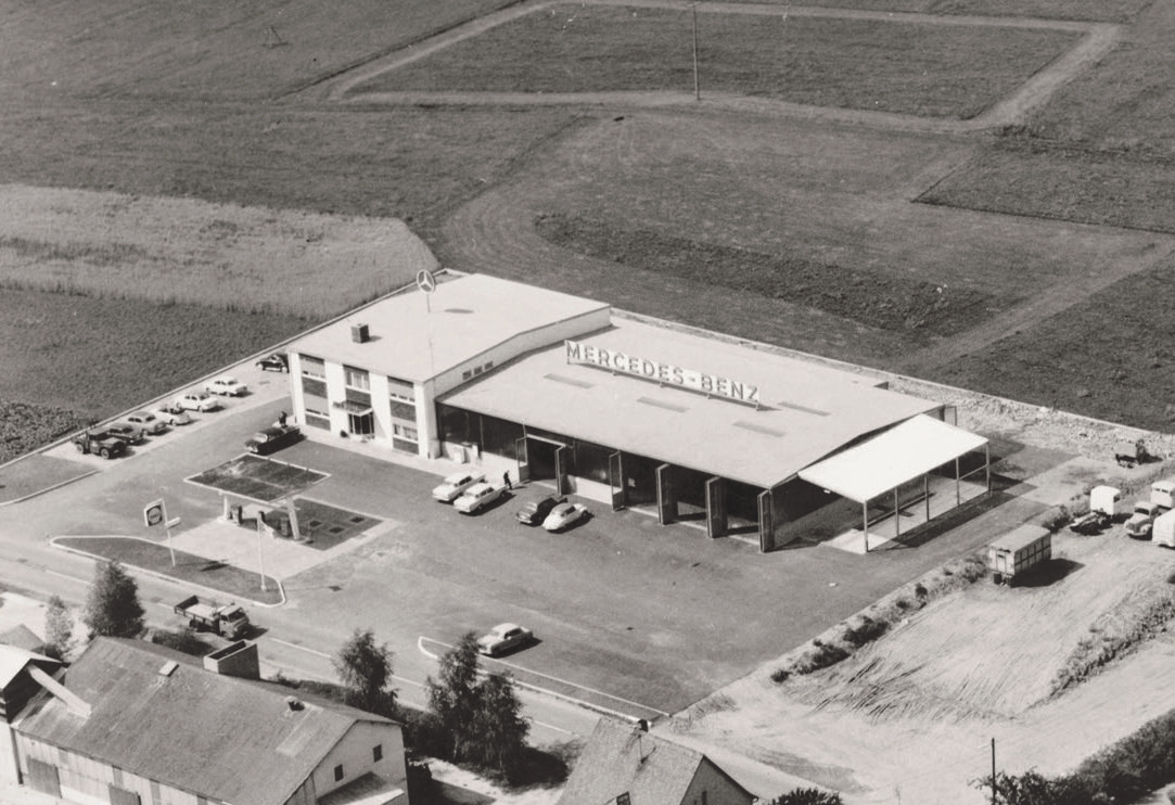 Im Jahr 1966 zwangen die zunehmende Zahl der Kunden und die Trennung der Werkstätten zu einem erneuten Umzug.