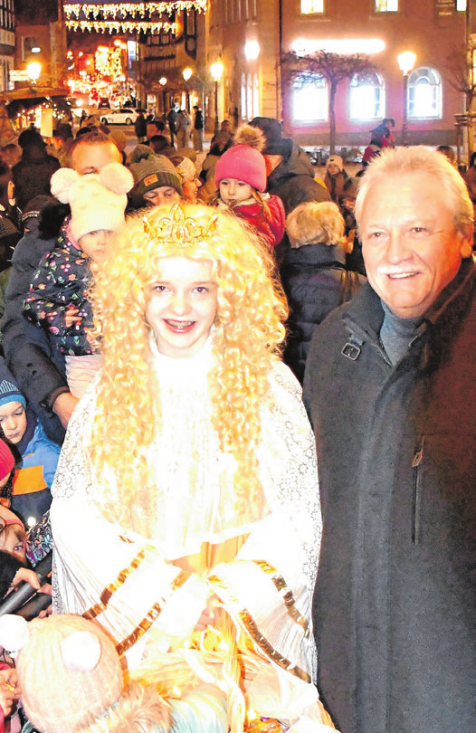 Bürgermeister Klaus Meier mit dem neuen Neustädter Christkind Jule-Marie Wolf.