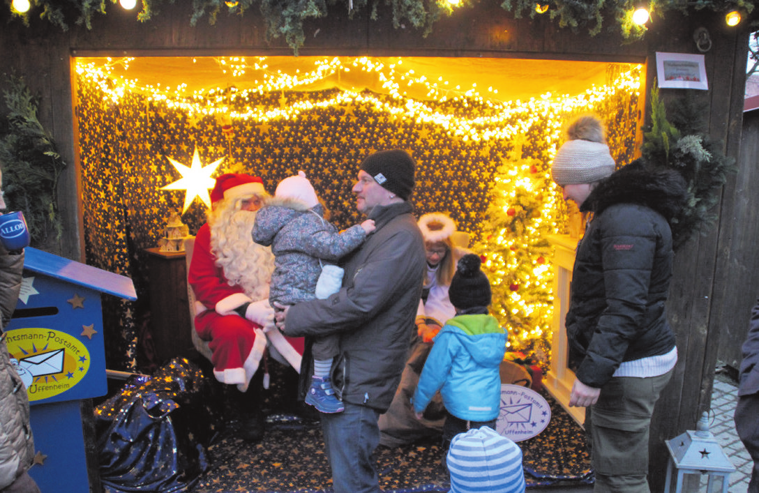 Am Samstag um 18 Uhr ist die Kinderbescherung mit Christkind und Nikolaus in der Weihnachtsmannbude. Am Sonntag gibt es von 15 bis 16.30 Uhr eine„weihnachtliche Bastelstunde für Kinder mit dem Nikolaus und dem Christkind“ im Pavillon am Schloss. Fotos: Hans-Bernd Glanz