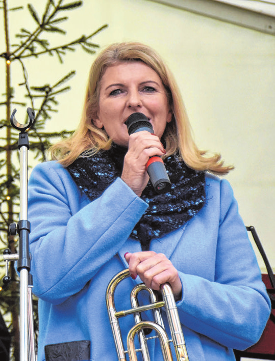 Gemeinsam mit dem Christkind wird Bürgermeisterin Dr. Birgit Kreẞ den Adventsmarkt eröffnen.