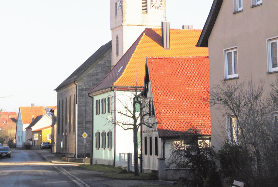 Das Schützenhaus mit der Haltestelle für den Schulbus dient zusammen mit dem Feuerwehrhaus als zentraler Versammlungsort des Dorfes.