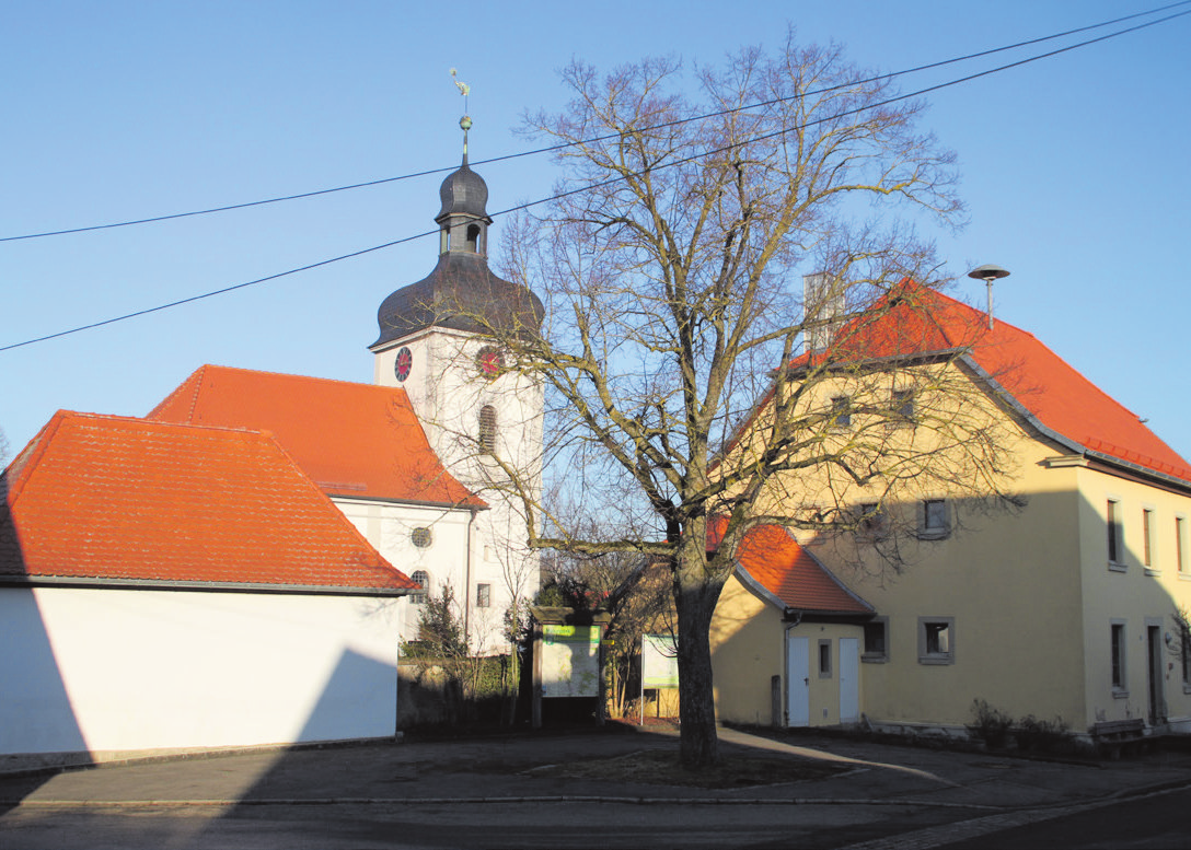 Die Peter-und-Paul-Kirche wurde von 2014 bis 2016 umfassend renoviert und erstrahlt wieder im Ortskern der Gemeinde.