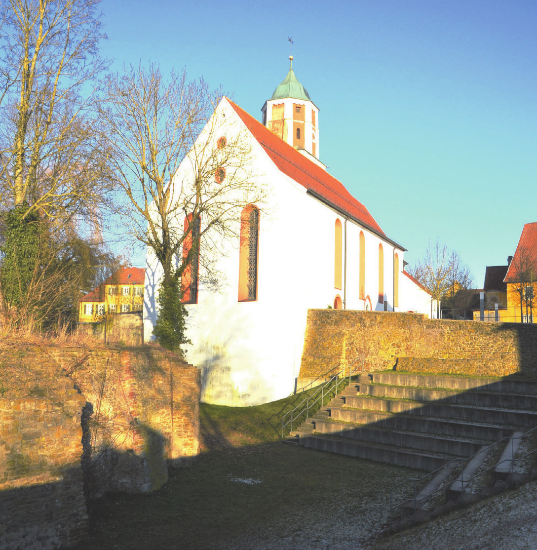 Ein besonderes Ambiente bietet der sanierte Schlossgraben mit der Peterskirche.
