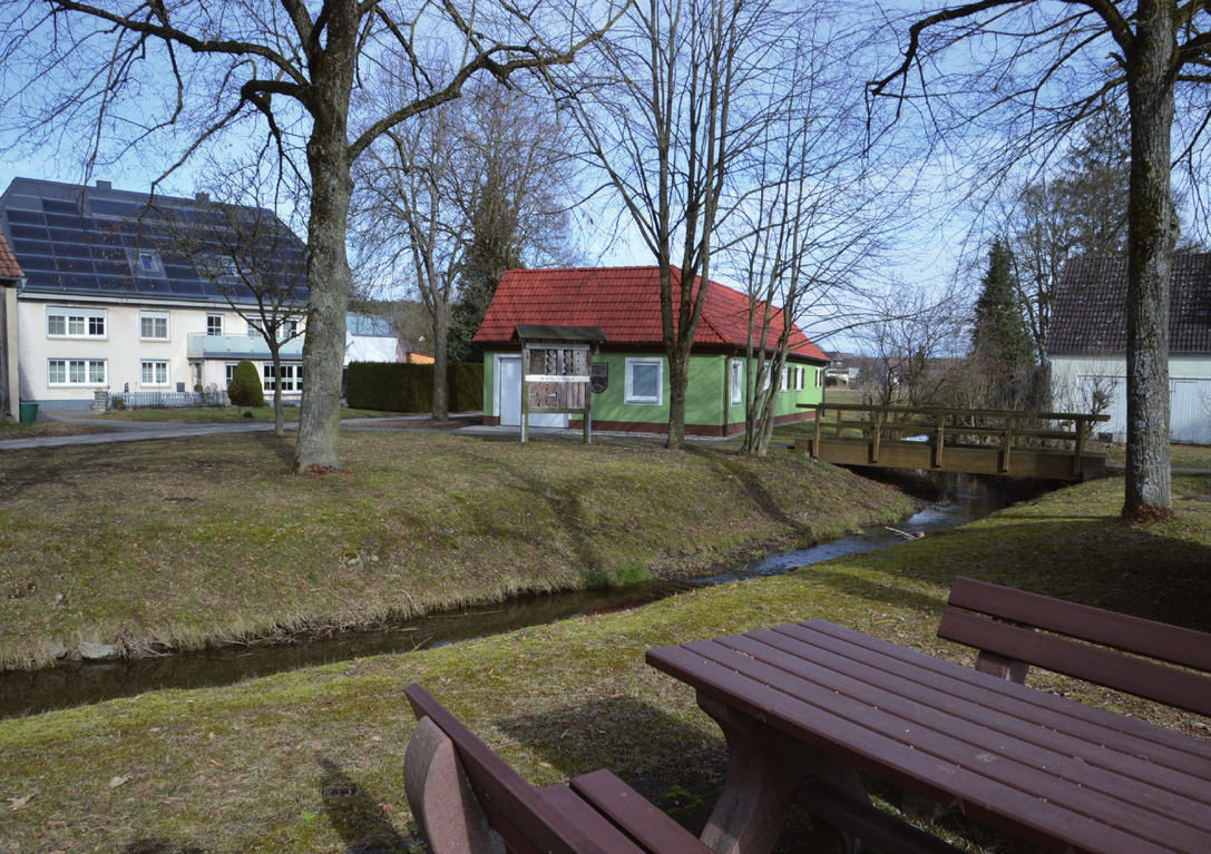 Häuslebauer wohnen künftig im „Sonnenfeld“ in Wieseth (m.). Der Kindergarten (r.) unweit des Rathauses ist auch Anreiz für junge Familien.