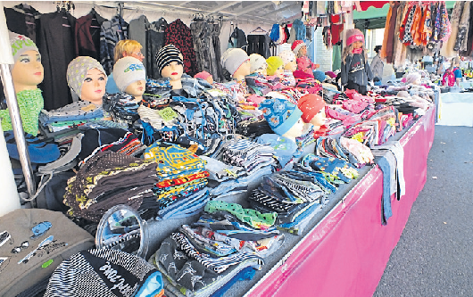 Der Winter kommt bestimmt: Warme Kleidung kündigt auf dem Matthäusmarkt bereits die kalte Jahreszeit an. Fotos: Sabine Burkardt