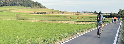 Tadellos, angenehm breit und mit tollen Aussichten auf die Kuppenrhön präsentiert sich der neue Radweg zwischen Großentaft und Rasdorf. Foto: Gemeinde Rasdorf