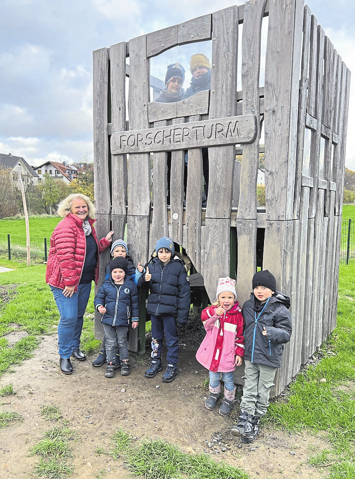 Kita-Leiterin Martina Wehner-Schleicher-hier mit Kindern am Forscherturm - blickt mit Vorfreude auf die für 2023 geplante Einweihung. Fotos: Mirko Luis