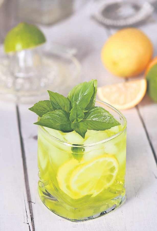 Gin mit Pfiff: der Thai Basilikum Smash Cocktail. FOTO: GETTY IMAGES/MARYNAVORONOVA