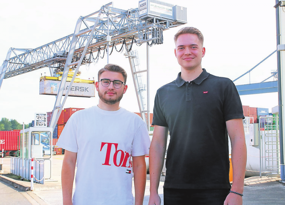 Marlon Winkel und Robin Dahl sind auch als Azubis mit verantwortlich dafür, dass die Container am Hafen möglichst kostensparend und schnell bei den Kunden ankommen. FOTO: JÖRG WILD