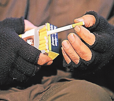 Der Griff ins pure Geld, das gleich verschleudert wird. FOTO: GERHARD LEBER