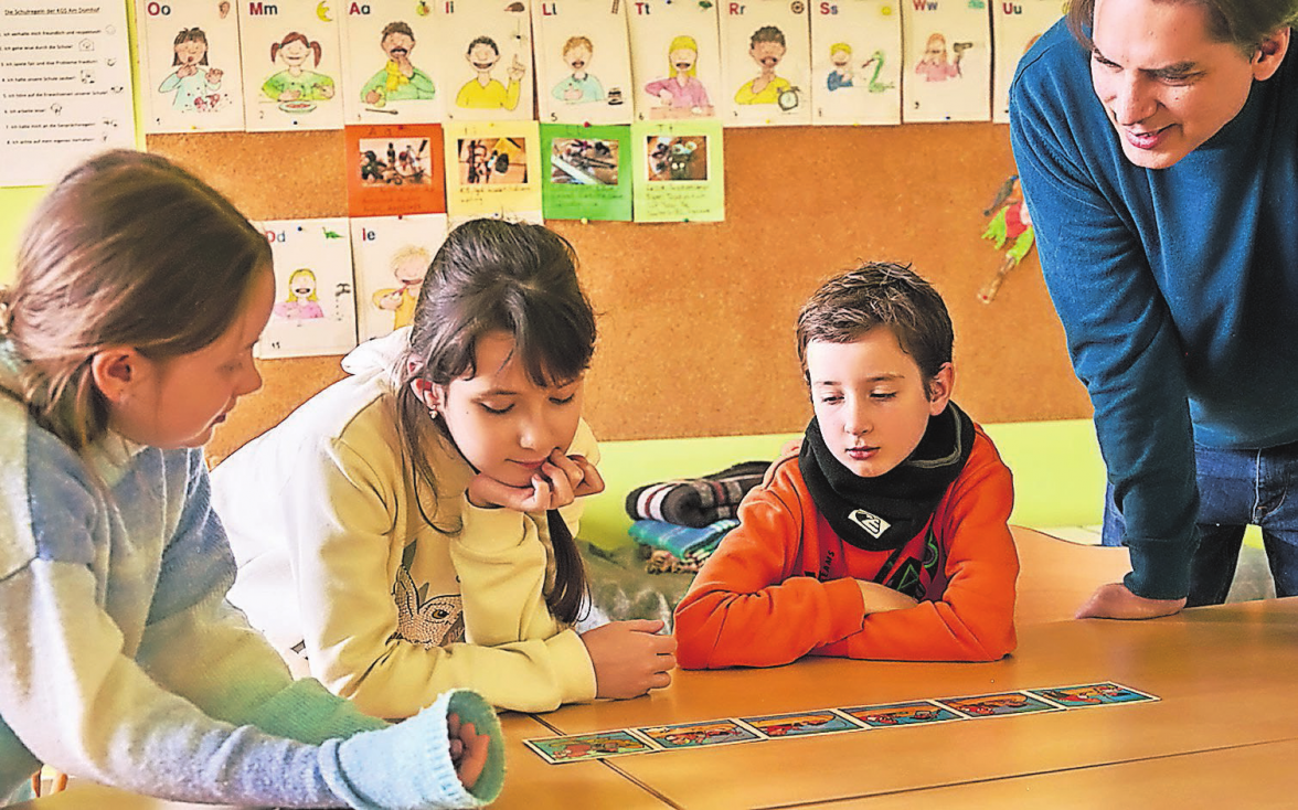 Spielerische Sprachförderung: Anhand von Karten erzählen Kinder die Geschichte. FOTOS: BÜRGERSTIFTUNG BONN