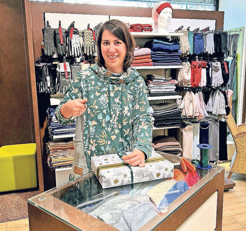 Geschenke werden bei Leyendeckers stets hübsch verpackt - wie hier von Veronika Schneider in der Filiale am Theaterplatz.