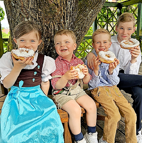 Ein Highlight sind wieder die Peestner Krapfn, die eigens für die Kerwa am Vortag gebacken werden. FOTOS: PR