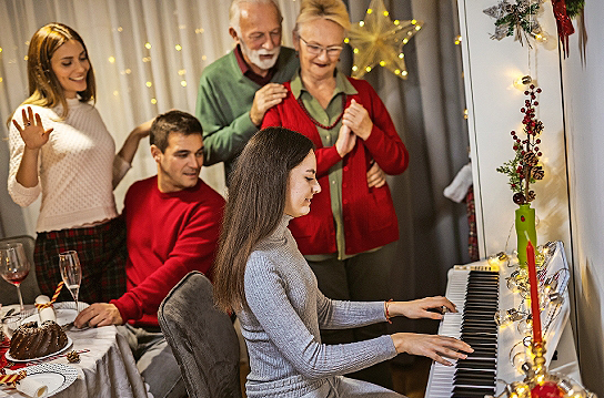 <span id="iyfpg">Gerne wird am 24. Dezember auch gemeinsam gesungen und musiziert. FOTO: MEDITERANEO/STOCK.ADOBE.COM</span>