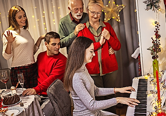 Gerne wird am 24. Dezember auch gemeinsam gesungen und musiziert. FOTO: MEDITERANEO/ STOCK.ADOBE.COM