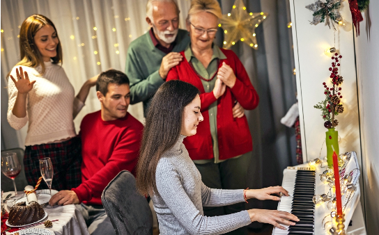 Gerne wird am 24. Dezember auch gemeinsam gesungen und musiziert. FOTO: MEDITERANEO/ STOCK.ADOBE.COM