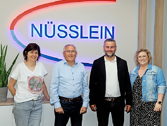Nach der großen Umbauphase freuen sich Dagmar Lottes, Firmengründer Robert Nüßlein sowie Geschäftsführer Ralf Nüßlein und seine Frau Sandra Nüẞlein auf die offizielle Einweihungsfeier am 25. Mai.
