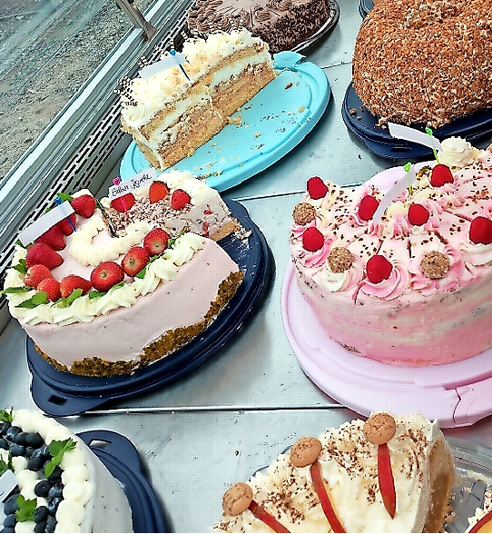 Kaffee, Kuchen, Torten und viele deftige Speisen - bei der Schupfen-Kerwa werden die Gäste definitiv satt. FOTOS: DORFGEMEINSCHAFT HEUBSCH