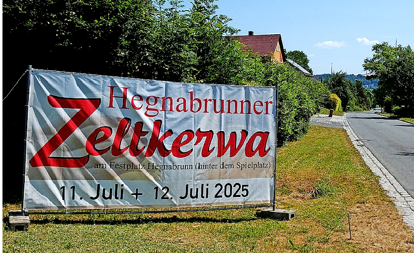 Mit einem großen Werbebanner weisen die „Hegnabrunner Moggerla“ am Ortseingang auf ihre Zeltkerwa hin.