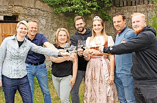 Sie haben zahlreiche Sitzungen hinter sich und versprechen ein furioses Weinfestwochenende in Sickershausen. Unser Bild zeigt ein Teil des Orgateams mit Barbara Langer (Kassier Weinfest), Rainer Dappert (Kassier Weinbauverein), Evelyn Kräutlein (1. Vorsitzender Weinbauverein), Kevin Klein (2. Vorsitzender Jugendvereinigung), Weinprinzessin Emelie I., Martin Köhler (2. Vorsitzender Weinbauverein) und Sven Steinberger (1. Vorsitzender Jugendvereinigung). FOTO: NINA GRÖTSCH