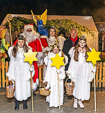 Bürgermeister Frank Rebhan, Nikolaus und Christkind führen den Laternenumzug am 2. Dezember an. FOTO: STADT NEUSTADT