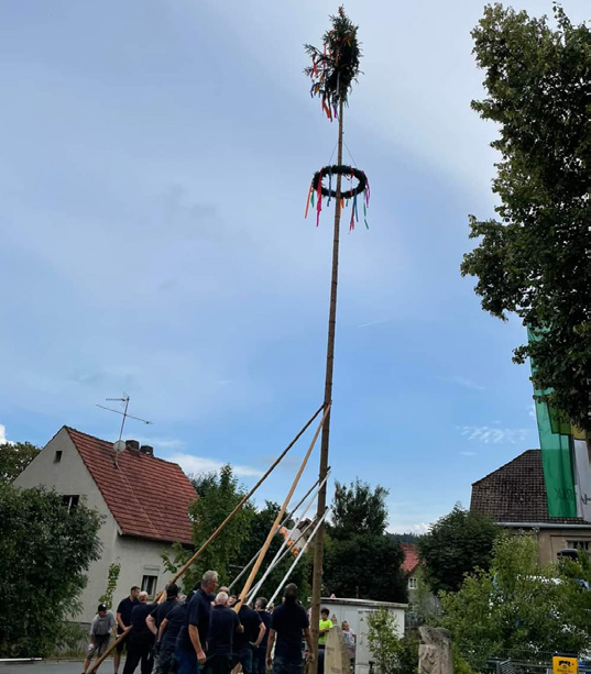 Wenn in Weipelsdorf Kirchweih gefeiert wird, darf natürlich der Kirchweihbaum nicht fehlen.
